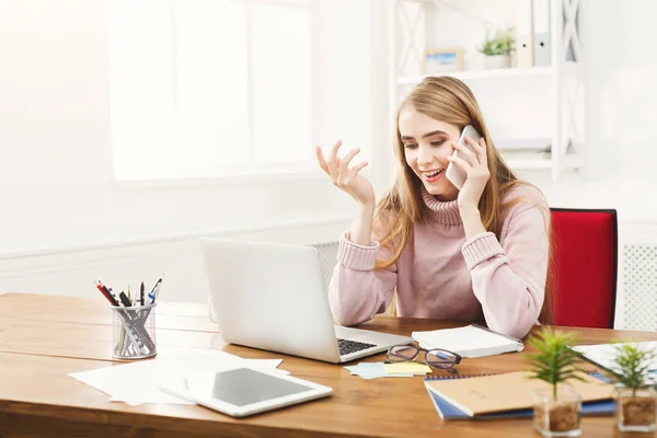 Falar de negócios, mulher de consultoria por telefone no escritório — Fotografia de Stock