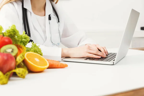 Ernährungswissenschaftlerin arbeitet am Laptop — Stockfoto