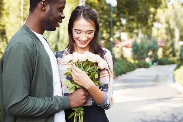 그의 아름 다운 여자 친구를 위해 꽃을 주는 남자 — 스톡 사진