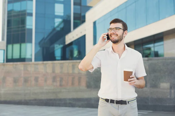 Young smiling businessman making a call outdoors — Stock Photo, Image