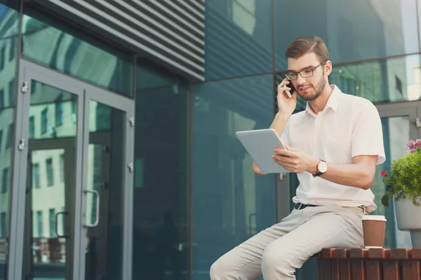 Átgondolt üzletember multitasking szabadban — Stock Fotó