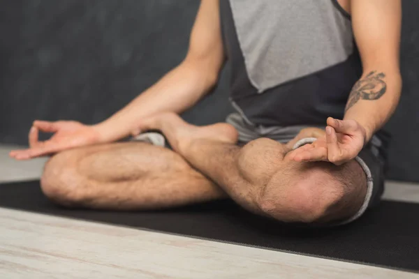 Jovem praticando ioga, relaxar pose meditação — Fotografia de Stock