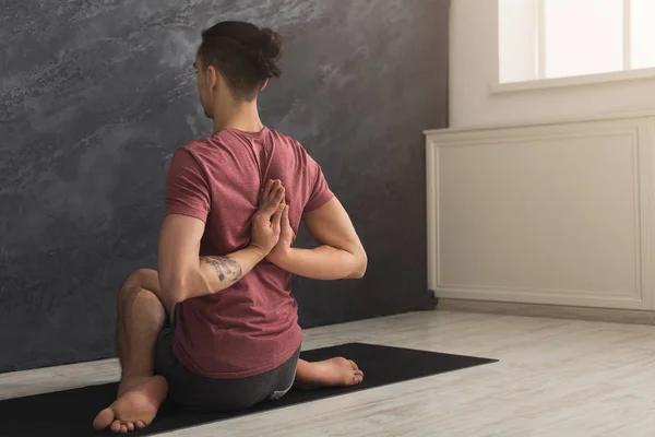 A fiatalember gyakorló jóga, fordított imádság jelentenek — Stock Fotó