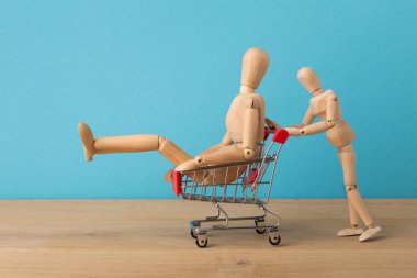 Satış için çalışan ahşap mankenler