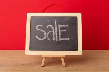 Satış Okulu tahtaya yazılmış