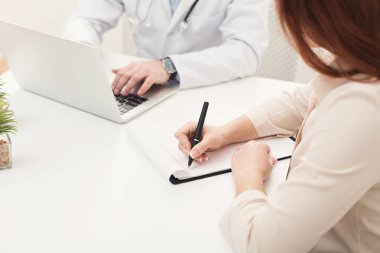 Hasta not defterine, closeup veri yazma