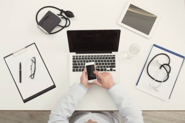 Doktor Ofis Masası, üstten görünüm oturan