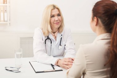 Mutlu doktor danışmanlık kadın hastanede