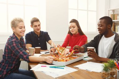 Öğrencilerin öğrenme ve pizza yemek