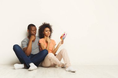 Yeni evinde katta oturan siyah Çift