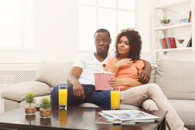 Evde TV izlerken mutlu Afrikalı-Amerikalı Çift