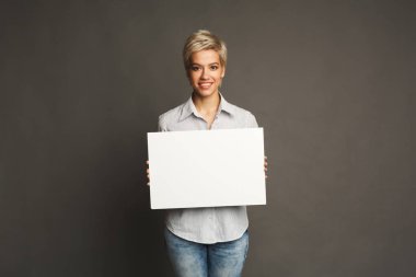 Boş beyaz kağıt olan kadın