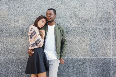 Mutlu çift şehir kopya uzayda sarılma