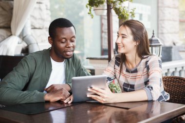 Kafede dijital tablet kullanan genç çift