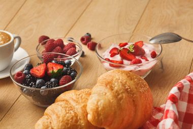 Continental Kahvaltı croissants ve doğal ahşap üzerine çilek ile