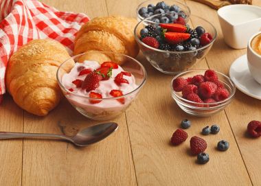 Continental Kahvaltı croissants ve doğal ahşap üzerine çilek ile