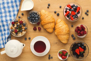 Continental Kahvaltı croissants ve çilek doğal tarih ile woo