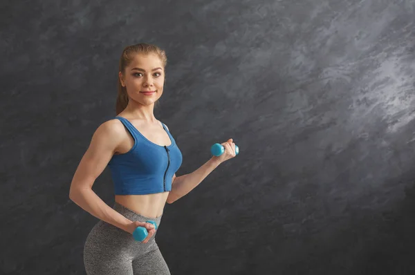 Mujer fitness con mancuernas en el gimnasio —  Fotos de Stock