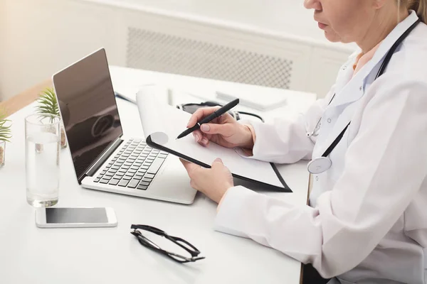 Läkare skriva noter på kontor, närbild — Stockfoto