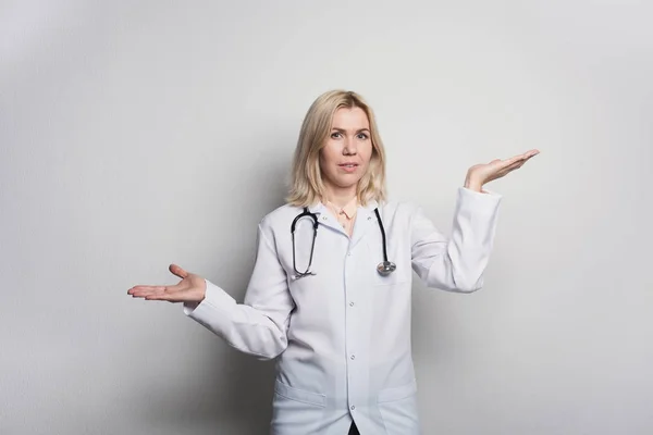 Mujer farmacéutica sobre fondo blanco —  Fotos de Stock