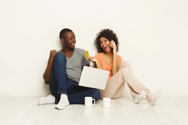 Szczęśliwa para Afro-zakupy online — Zdjęcie stockowe