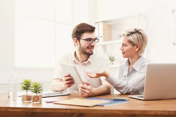 Coppia di giovani partner commerciali che lavorano in un ufficio moderno — Foto Stock