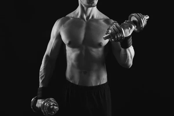 Homme athlétique fort avec haltère montre corps musculaire nu — Photo