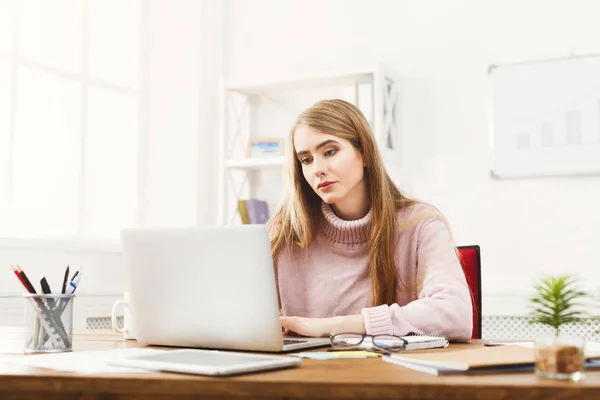 Affärskvinna som arbetar på laptop på kontoret — Stockfoto