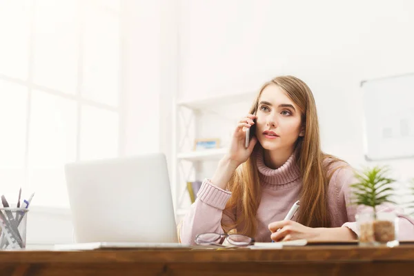Koncentrerad affärskvinna på jobbet pratar telefon — Stockfoto