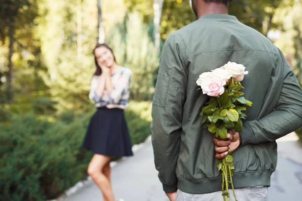 Arkadan görünüşü çiçek kız için tutan adam — Stok fotoğraf
