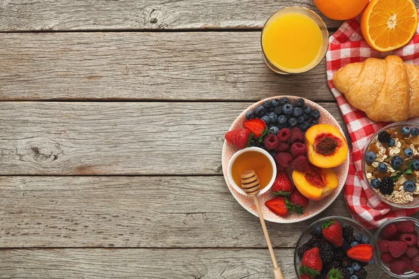 Croissant croccanti freschi e succo d'arancia per i pasti del mattino — Foto Stock