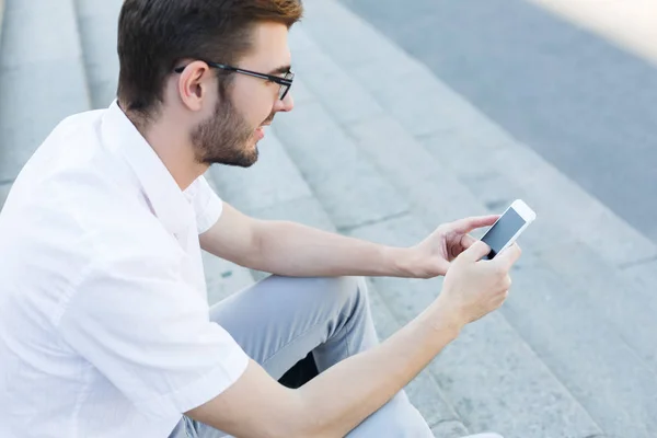 Hombre irreconocible usando el teléfono al aire libre — Foto de Stock