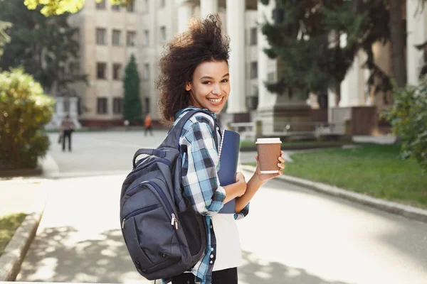 Afro-amerikansk student med böcker vid universitet — Stockfoto