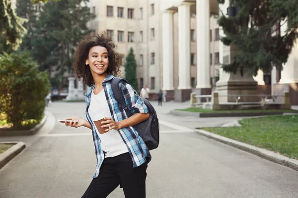 Afro-amerikansk student med böcker vid universitet — Stockfoto