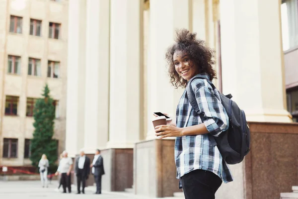 Afro-amerikansk student med böcker vid universitet — Stockfoto