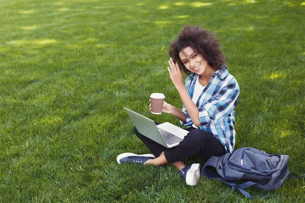 公園でラップトップを使用して幸せな若い黒人女性 — ストック写真