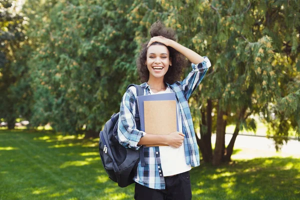 学生女孩与书在公园室外 — 图库照片