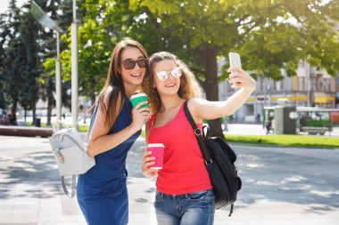 Mutlu kız açık havada parkta smartphone ile