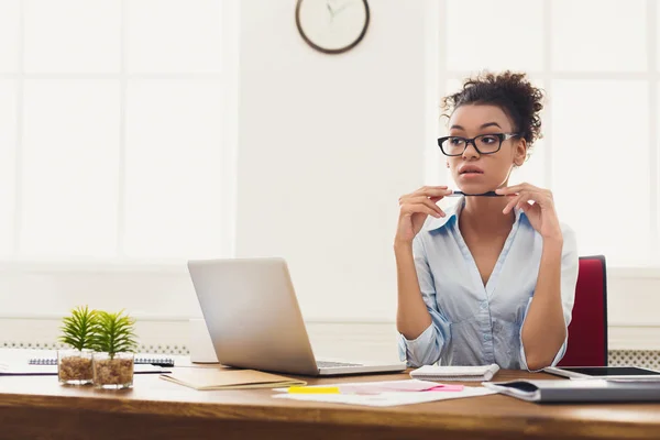 Mujer de negocios reflexiva en la oficina —  Fotos de Stock