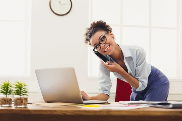 Geschäftsgespräch, telefonische Frauenberatung im Büro — Stockfoto
