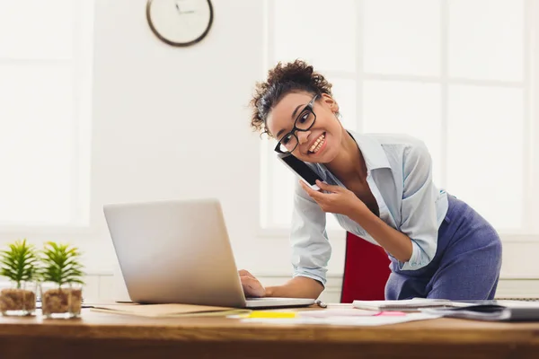 Charla de negocios, mujer consultora por teléfono en la oficina —  Fotos de Stock