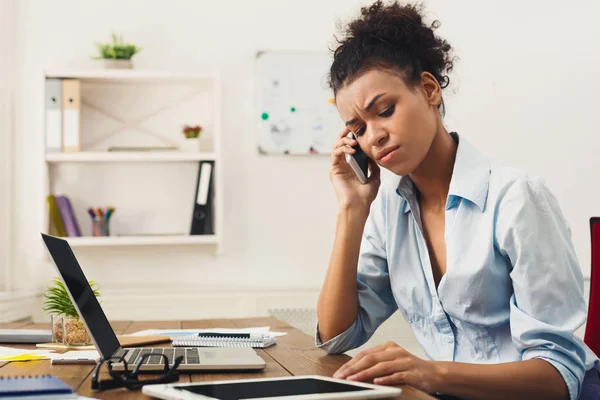 Mujer de negocios concentrada hablando por teléfono —  Fotos de Stock