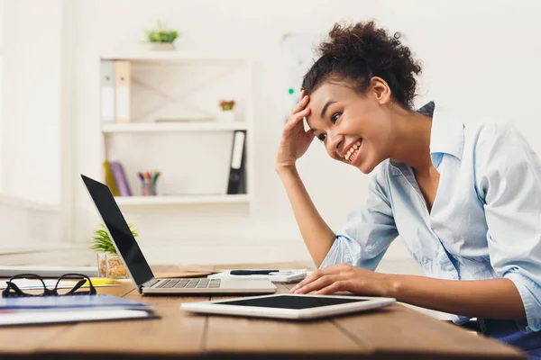 Mujer de negocios feliz trabajando en el ordenador portátil en la oficina —  Fotos de Stock