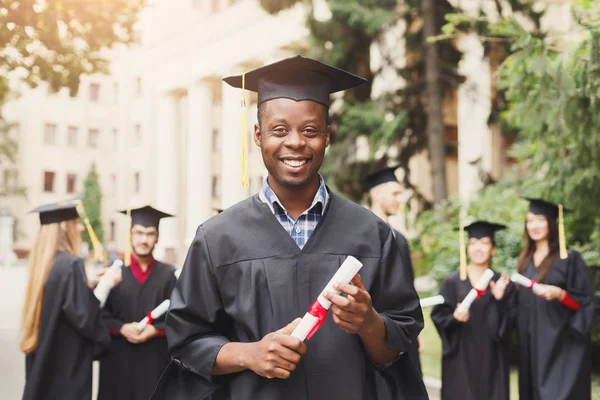 Giovane uomo nero nel suo giorno di laurea . — Foto Stock