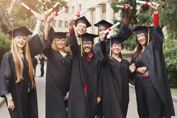 Un grupo de graduados celebrando — Foto de Stock