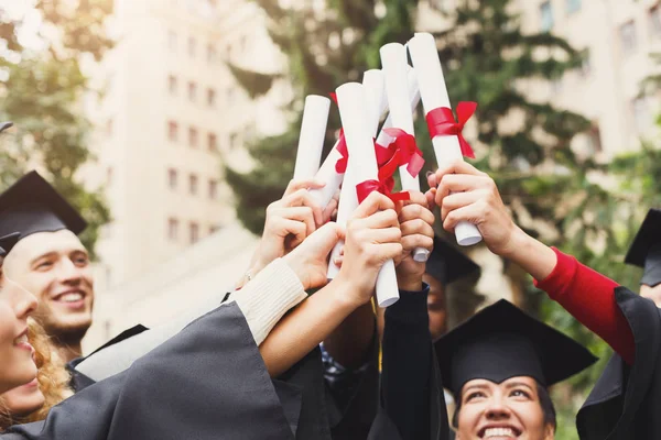 En grupp av utexaminerade firar — Stockfoto