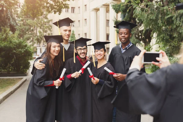 Um grupo de graduados comemorando — Fotografia de Stock