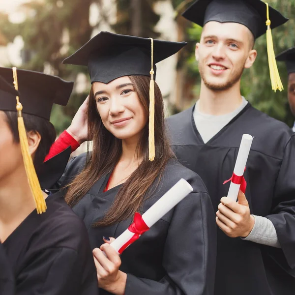 Un grupo de graduados celebrando — Foto de Stock