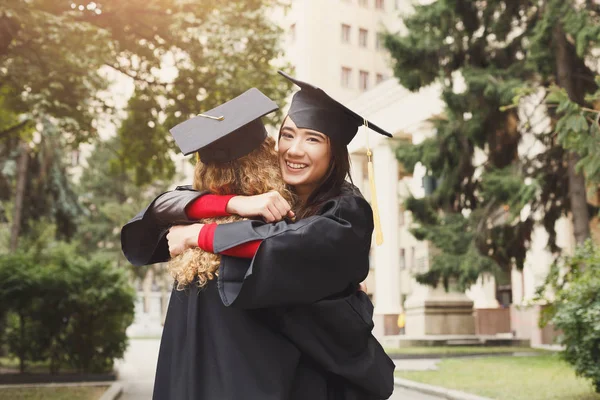 Οι απόφοιτοι έχουν μια αγκαλιά — Φωτογραφία Αρχείου