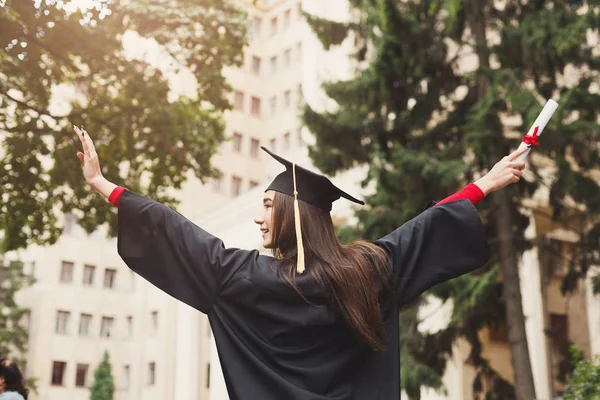 Glückliche junge Frau an ihrem Abi-Tag. — Stockfoto